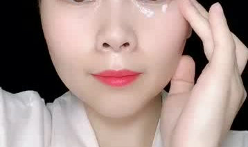 小姐姐分享眼霜,呵护眼部肌肤的秘密武器
